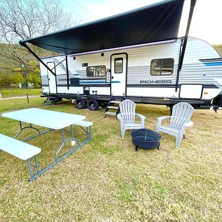 Rv Located On Private Property, Providing Access To The Guadalupe River, Accommodates Up To 5 Guests New Braunfels Bagian luar foto